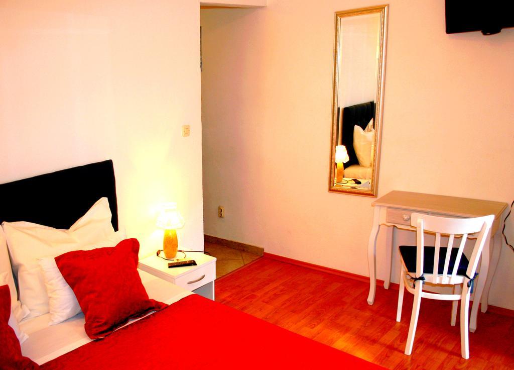 Rooms And Apartments Emily Split