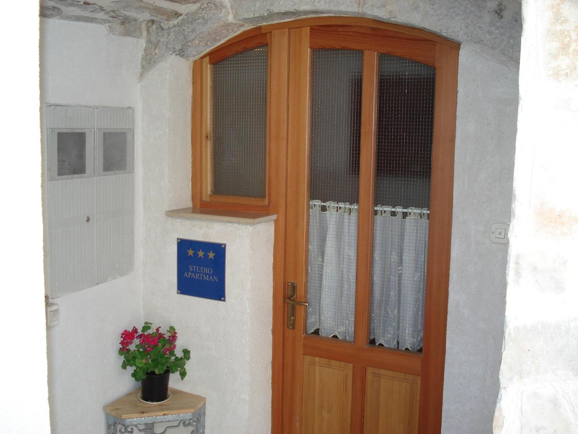 Gostinjska kuća Rooms And Apartments Emily